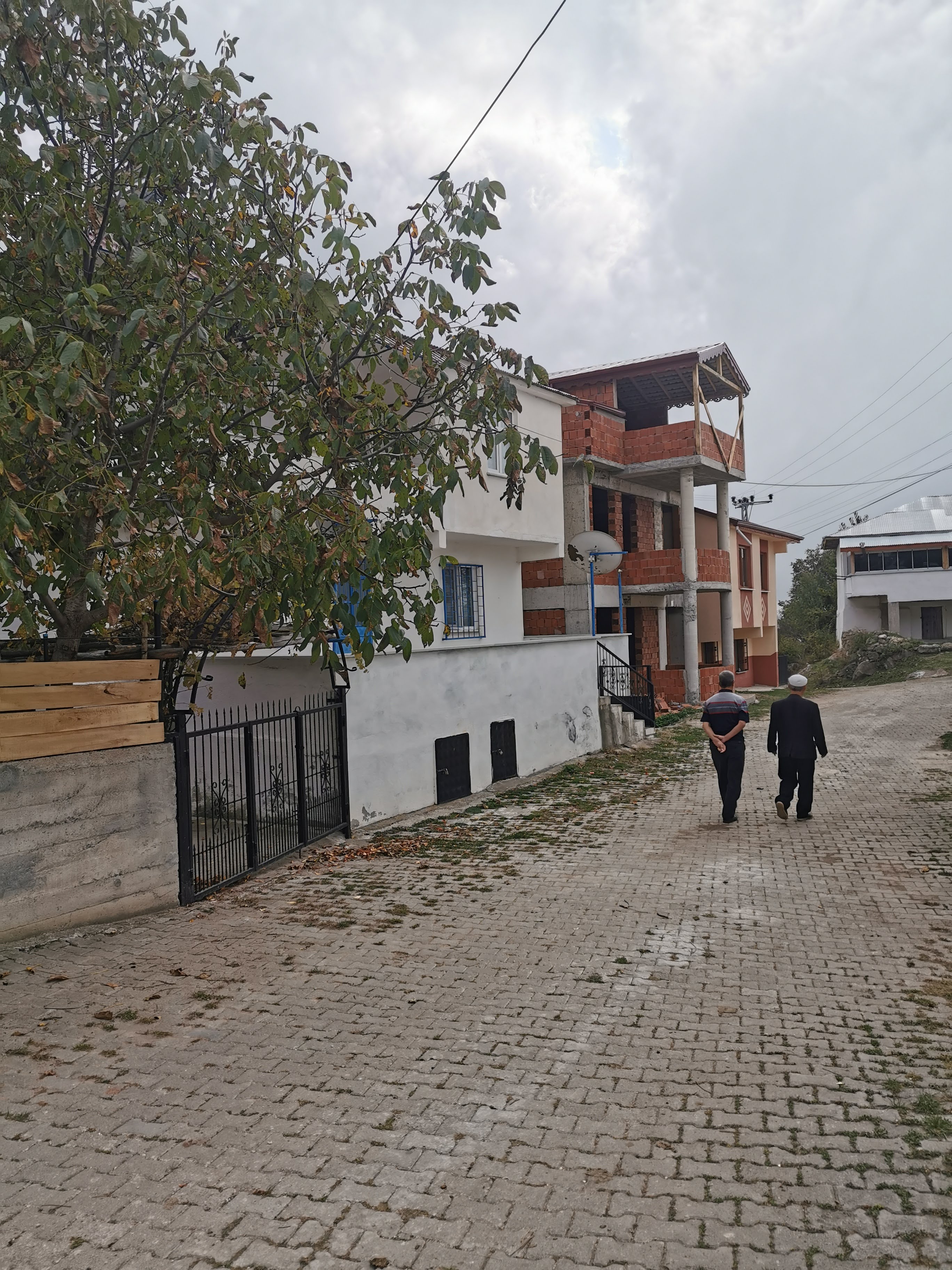 Dağüstü Köyü sokakları ve köy sakinleri