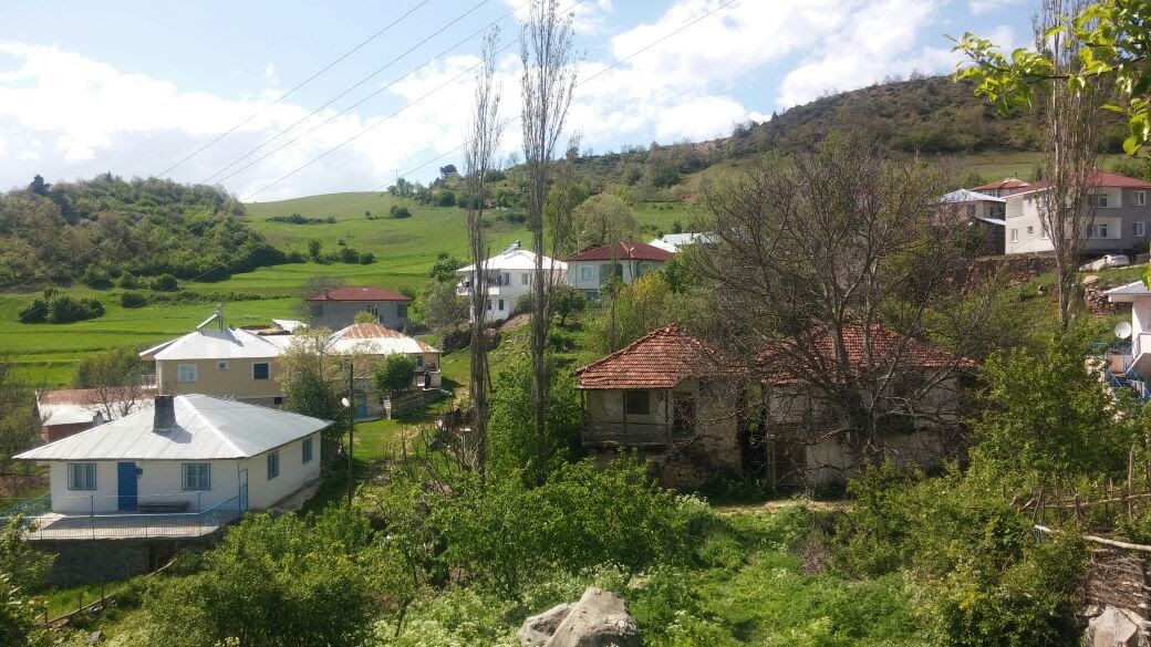 Dağüstü Köyü evleri ve yeşil bahçeleri
