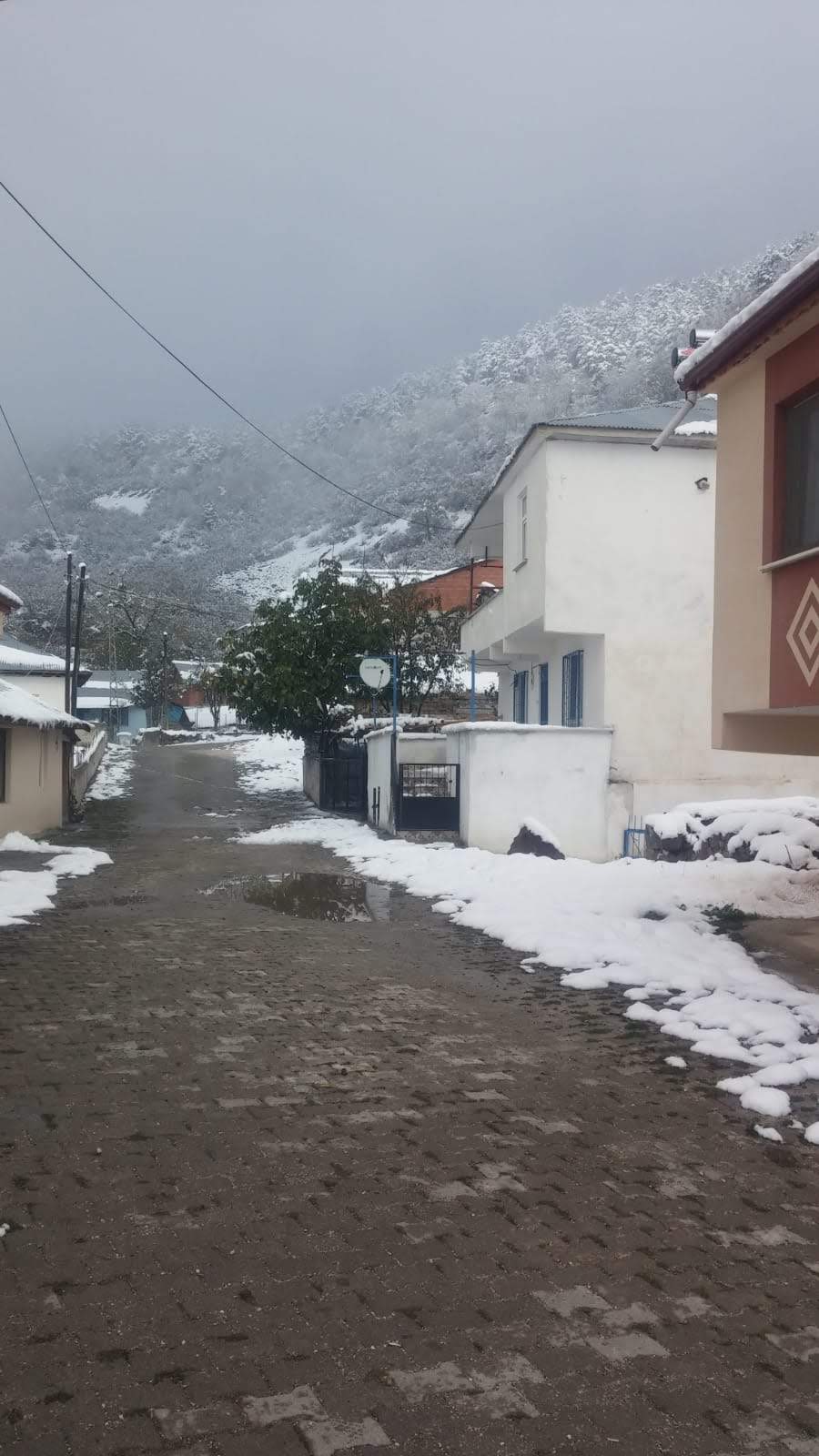 Karlı Dağüstü Köyü sokağı